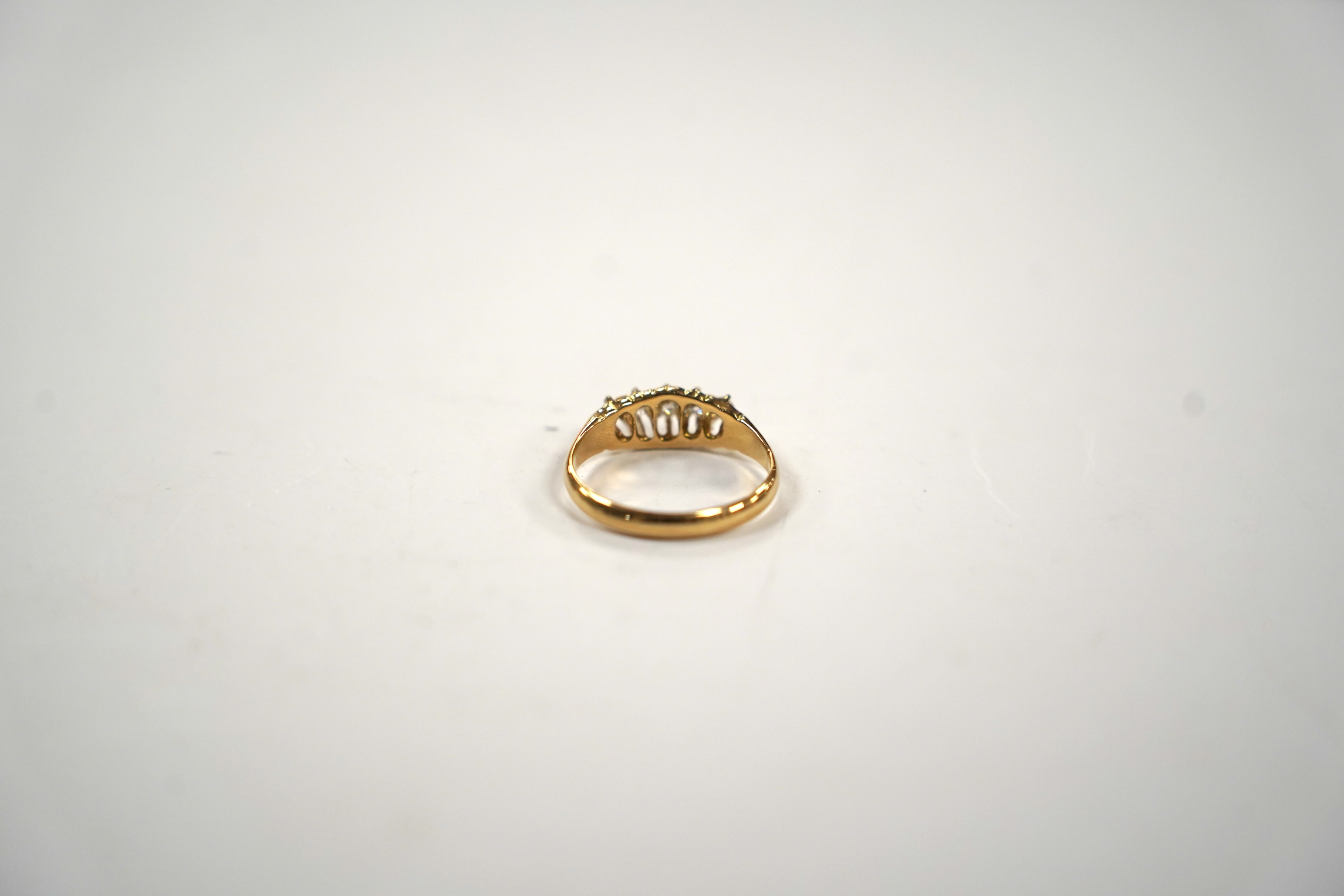 An Edwardian 18ct gold and graduated five stone set diamond ring, size M, gross weight 3 grams.